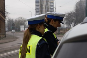 zdjęcie przedstawia: policjantki podczas kontroli drogowej