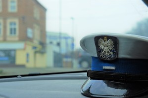 zdjęcie przedstawia: zbliżenie na czapkę policyjną