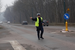 zdjęcie przedstawia: policjanta ruchu drogowego zatrzymującego pojazd