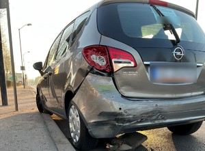 zdjęcie przedstawia uszkodzony samochód osobowy