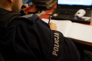 zdjęcie przedstawia: policjanta sporządzającego dokumentację