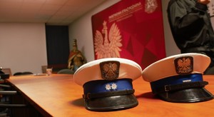 zdjęcie przedstawia: czapki policjantów ruchu drogowego