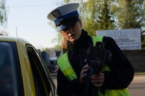 zdjęcie przedstawia: policjantkę ruchu drogowego podczas kontroli drogowej