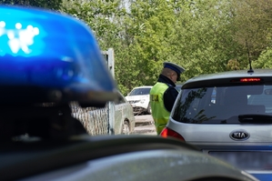zdjęcie przedstawia: policjanta ruchu drogowego podczas kontroli drogowej
