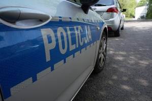 zdjęcie przedstawia: zbliżenie na radiowóz z napisem policja