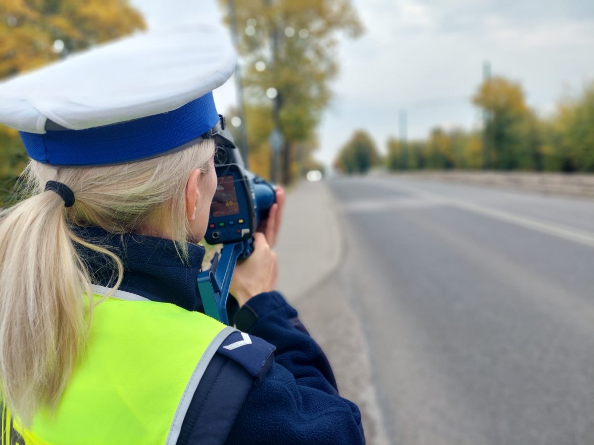 Na zdjęciu policjantka z drogówki w trakcie prowadzenia pomiaru prędkości na jednej ze świętochłowickich ulic 