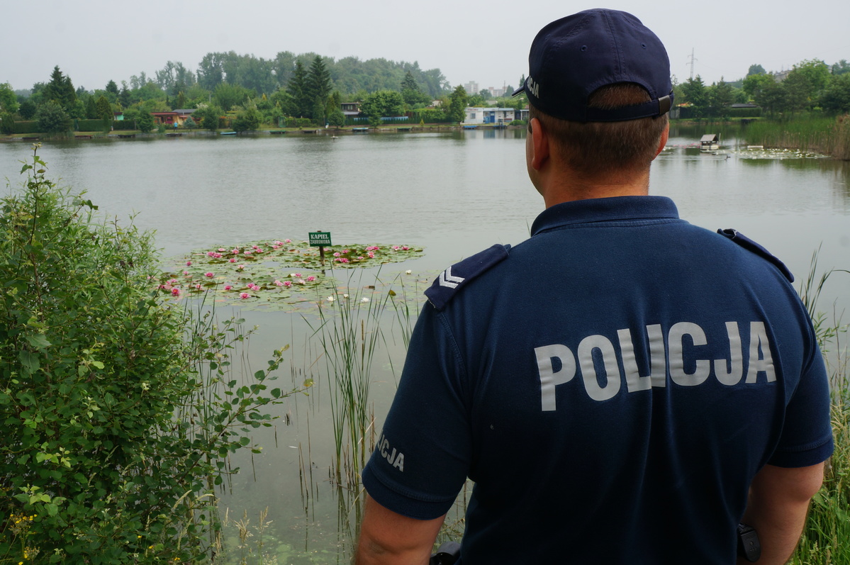 Na zdjęciu mundurowy w trakcie kontrolowania akwenu znajdującego się na terenie miasta