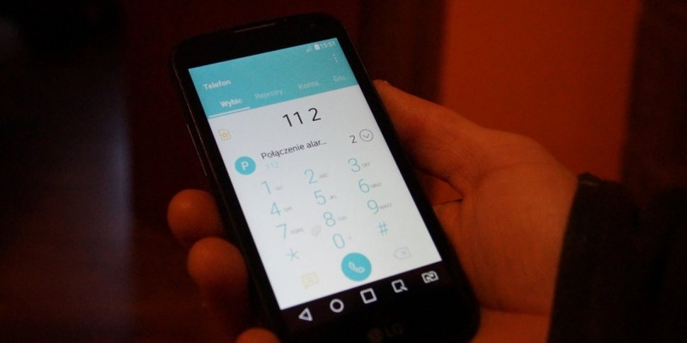 Na zdjęciu zbliżenie na dłoń osoby która trzyma w niej telefon. Na telefonie wudac wybrany nr alarmowy 112