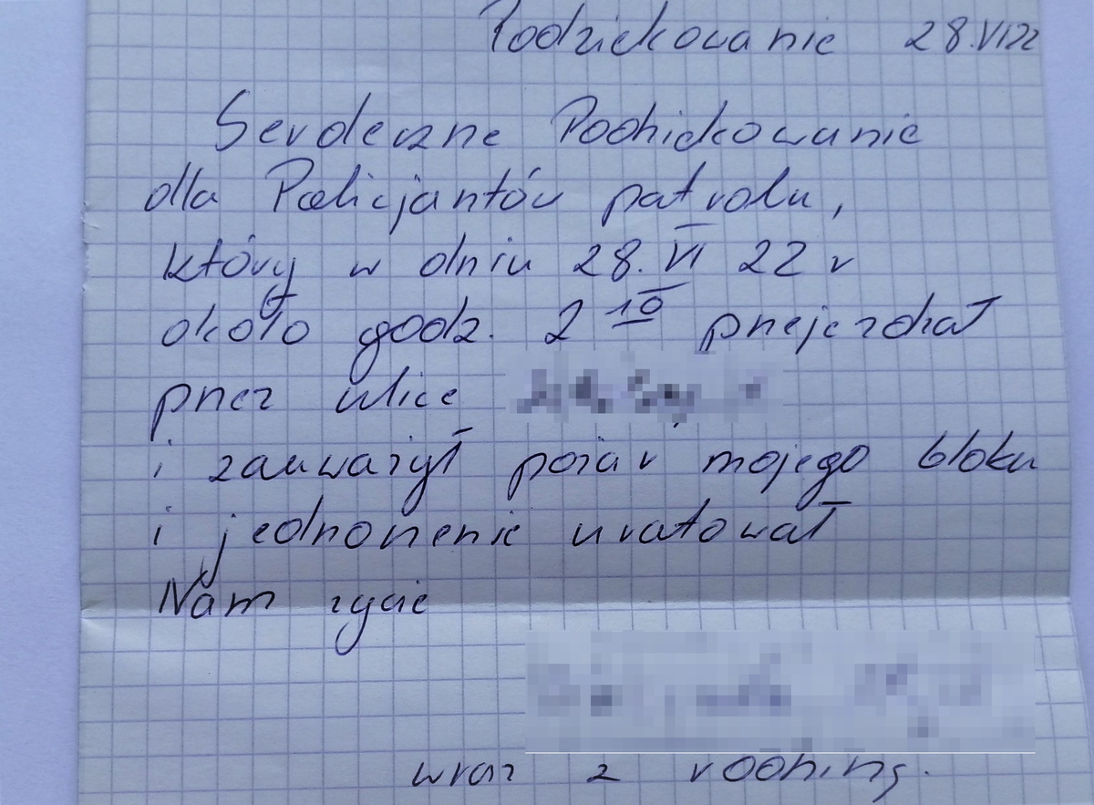 kartka z tekstem: Podziękowanie. Serdeczne podziękowanie dla policjantów patrolu, który w dniu 28 czerwca około godziny 2.10 przejeżdżał przez ulicę i zauwazył pożar mojego bloku i jednocześnie uratował nam życie. 