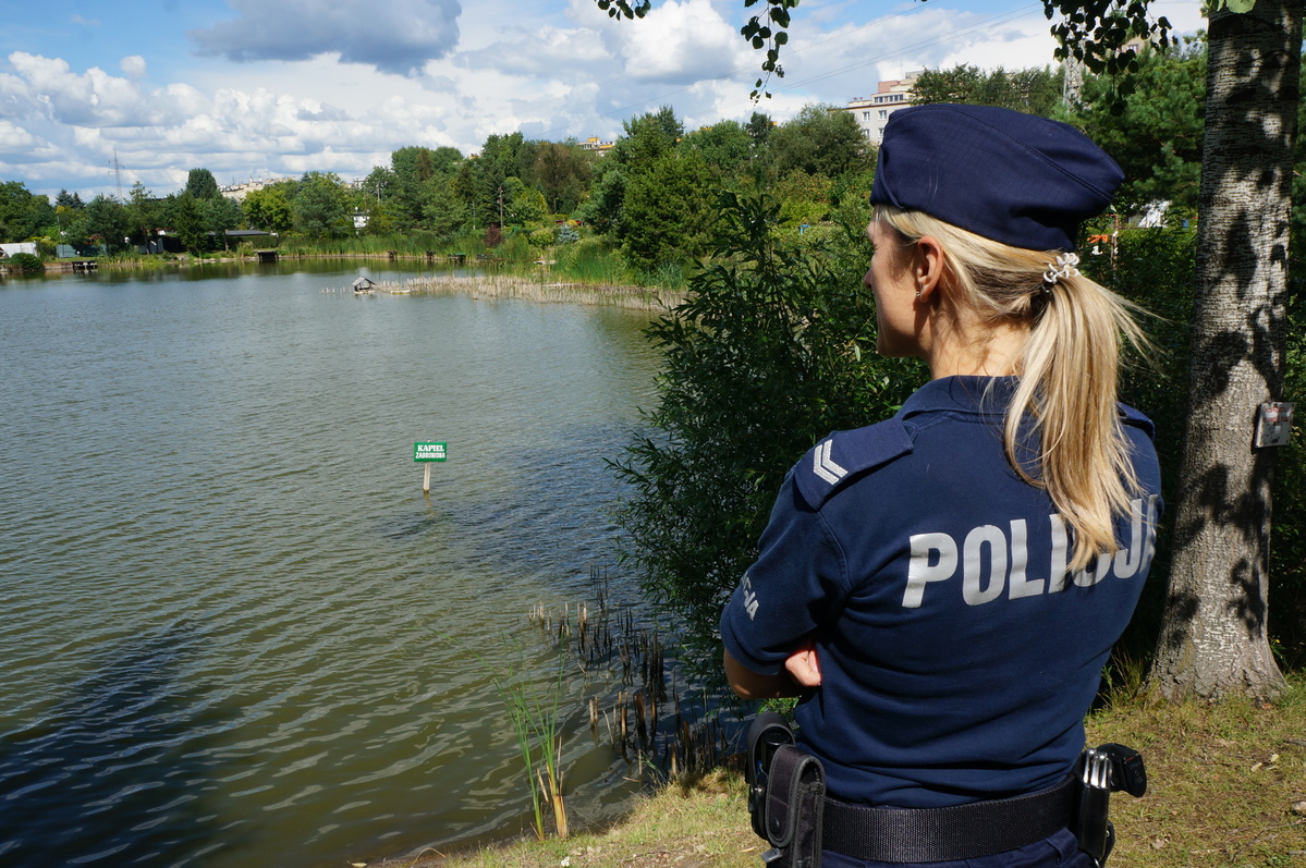 Na zdjęciu mundurowa w trakcie obserwacji jednego ze zbiorników wodnych zlokalizowanych na terenie miasta, gdzie kąpiel jest zabroniona.