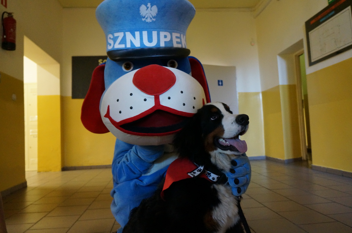 Na zdjęciu maskotka śląskiej Policji wraz z czworonożnym przyjacielem psem Arnaw