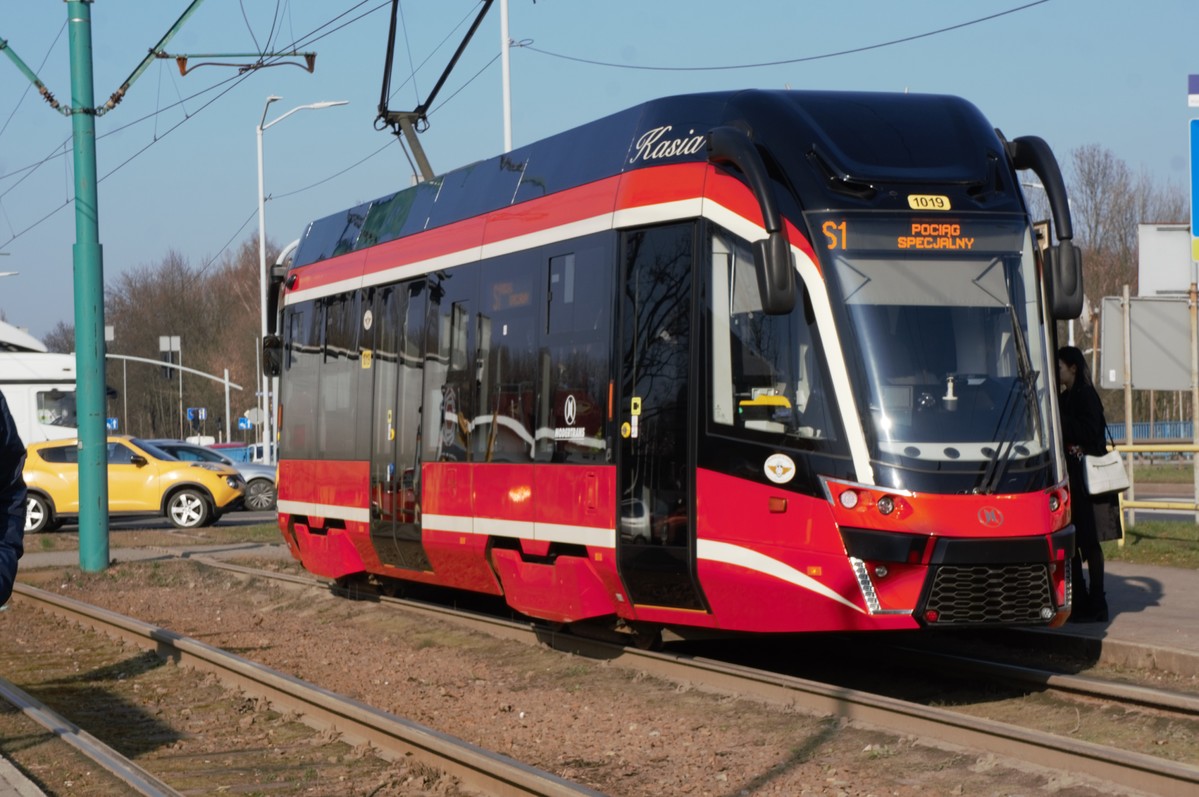 zdjęcie przedstawia: tramwaj na przystanku