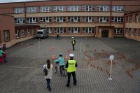 Policjanci bacznie obserwują kolejnego egzaminowanego rowerzystę.