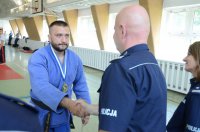 sierż. Marcin Michalik odbiera z rąk Śląskiego Komendanta Wojewódzkiego Policji dyplom oraz złoty medal za zdobycie I miejsca w Mistrzostwach Śląska Policji w Judo