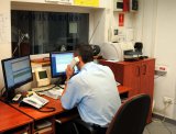 Oficer Dyżurny śiętochłowickiej komendy w trakcie przyjmowania zgłoszenia telefonicznego.