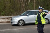Policjant ruchu drogowego zatrzymujący samochód do kontroli.