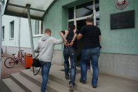 Na zdjęciu policjanci operacyjni wydziału kryminalnego w trakcie doprowadzenia mężczyzny podejrzanego o dokonanie rozboju.