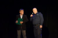 Na zdjęciu prowadzący I Finał PaT w Świętochłowicach Pan Grzegorz Gabor wraz z Zastępcą Komendanta Miejskiego Policji w Świętochłowicach insp. Januszem Borkowskim rozmawiają na temat problemu dopalaczy wśród młodzieży.