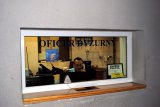 Oficer Dyżurny przyjmujący zgłoszenie telefoniczne.