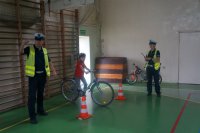 Policjanci świętochłowickiej drogówki w trakcie przeprowadzania egzaminu na kartę rowerową.