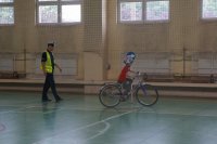 Policjanci świętochłowickiej drogówki w trakcie przeprowadzania egzaminu na kartę rowerową. - zdj. 3