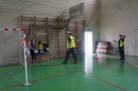 Policjanci omawiający zasady egzaminu na kartę rowerową.