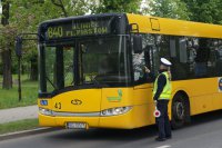 Kierowca autobusu poddawany kontroli trzeźwości przez policjanta z WRD.