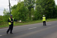 Policjanci WRD zatzrymują samochód, aby przeprowadzić kontrolę trzeżwości.