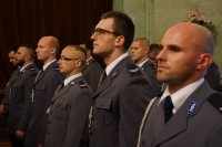 Na zdjęciu policjanci oczekujący na mianowanie na wyższe stopnie służbowe.