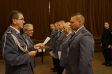 Na zdjęciu Pierwszy Zastępca Komendanta Śląskiego Komendanta Wojewódzkiego Policji insp. Roman Rabsztyn wraz z Komendantem Miejskim Policji w Świętochłowicach insp. Zbigniew Blacha podczas mianowania policjantów na wyższe stopnie służbowe.