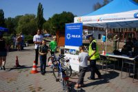 Na zdjęciu policjanci WRD promują &quot;bezpieczną jazdę na rowerze&quot;.