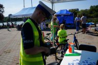 Na zdjęciu policjant WRD z urządzeniem do pomiaru prędkości.