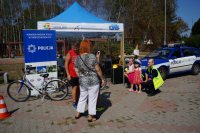 Na zdjęciu policjanci WRD robiący sobie pamiątkowe zdjęcie z uczestnikami pikniku.