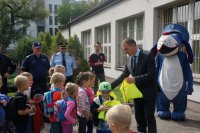 Na zdjęciu Prezydent Miasta Świętochłowice rozdający odblaskowe upominki uczestnikom spotkania.