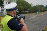 Policjant WRD Świętochłowice z ręcznym miernikiem prędkości