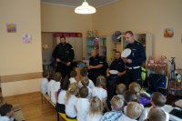 Spotkanie policji z przedszkolakami - prelekcja na temat bezpieczeństwa.