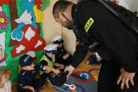 Spotkanie policji z przedszkolakami - prelekcja na temat bezpieczeństwa.
