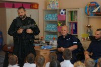 Spotkanie policji z przedszkolakami - prelekcja na temat bezpieczeństwa.