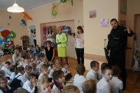 Spotkanie policji z przedszkolakami - prelekcja na temat bezpieczeństwa.