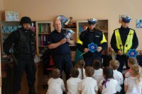 Spotkanie policji z przedszkolakami - prelekcja na temat bezpieczeństwa.