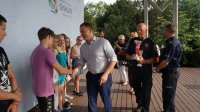 Prezydent Miasta Świętochłowice Dawid Kostempski nagradzał młodzież za wyniki w zawodach organizowanych w ramach Miejskiego Tygodnia Bezpieczeństwa