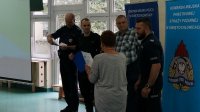 Policjanci otrzymali z rąk wice-dyrektor SP nr 1 w Świętochłowicach podziękowania