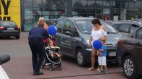Dzieci cieszyły się na widok policjantów.