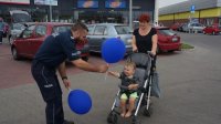 Policjanci wręczali dzieciom balony.