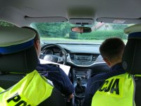 Na zdjęciu policjanci dokumentują przebieg służby.