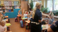 Uczniowie otrzymali także opaski odblaskowe