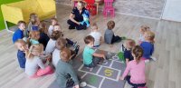 Przedszkolaki słuchające o bezpieczeństwie.