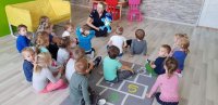 Przedszkolaki słuchające o bezpieczeństwie.