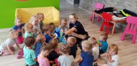 Przedszkolaki słuchające o bezpieczeństwie.