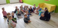 Przedszkolaki słuchające o bezpieczeństwie.